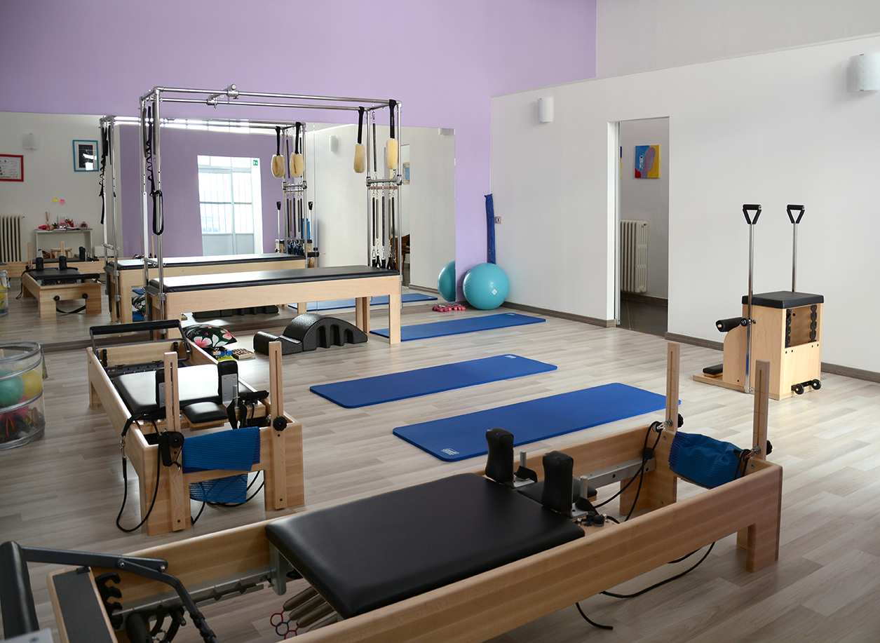 Uno studio di Pilates con i principali attrezzi